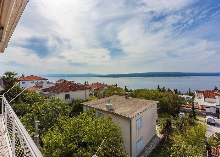 Charmantes Nur 650 Meter Zum Sandstrand Mit Zwei Privaten Balkonen Und Meerblick Цриквеница