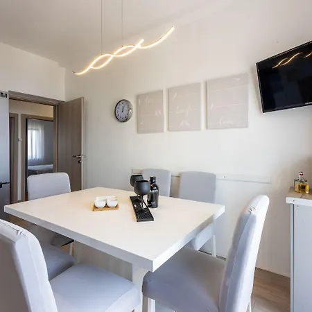 Charmantes Nur 650 Meter Zum Sandstrand Mit Zwei Privaten Balkonen Und Meerblick Apartment *